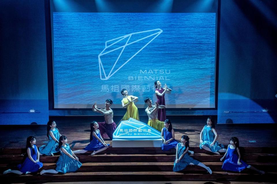 財團法人臺北愛樂文教基金會、小島旦與馬悠蹈嶼舞蹈團帶來「舞釀馬祖」開場演出。（中華文化總會提供）