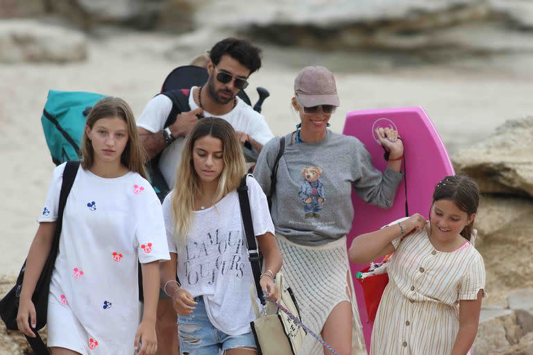 Nicole Neumann junto a dos de sus hijas, una amiga de las chicas y su pareja, Manu Urcera, en Punta del Este