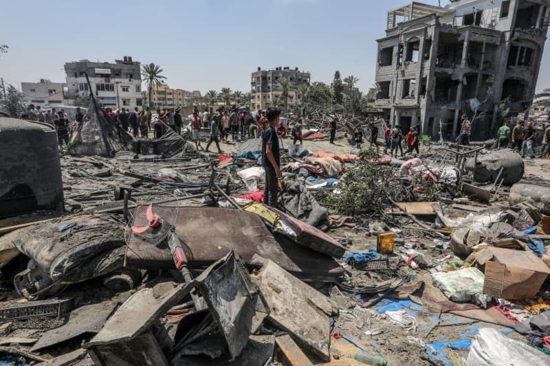 Palestinians inspect damage after an Israeli airstrike on the Al-Mawasi camp for displaced Palestinians. Abed Rahim Khatib/dpa