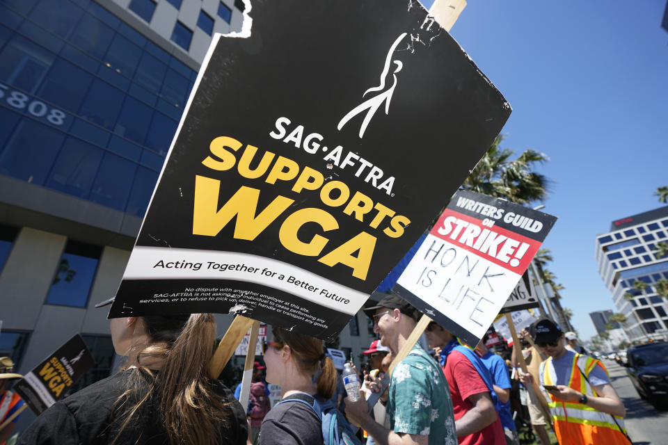 Trabajadores en huelga con letreros fuera de Netflix durante un mitin del Sindicato de Guionistas de Estados Unidos el jueves 13 de julio de 2023, en Los Angeles. (Foto AP/Mark J. Terrill)