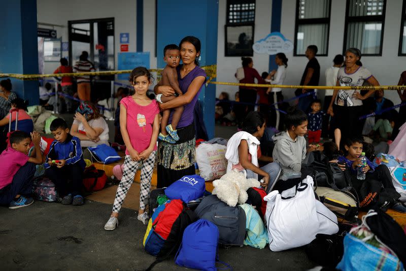 FILE PHOTO: Venezuelan mothers, children in tow, rush to migrate