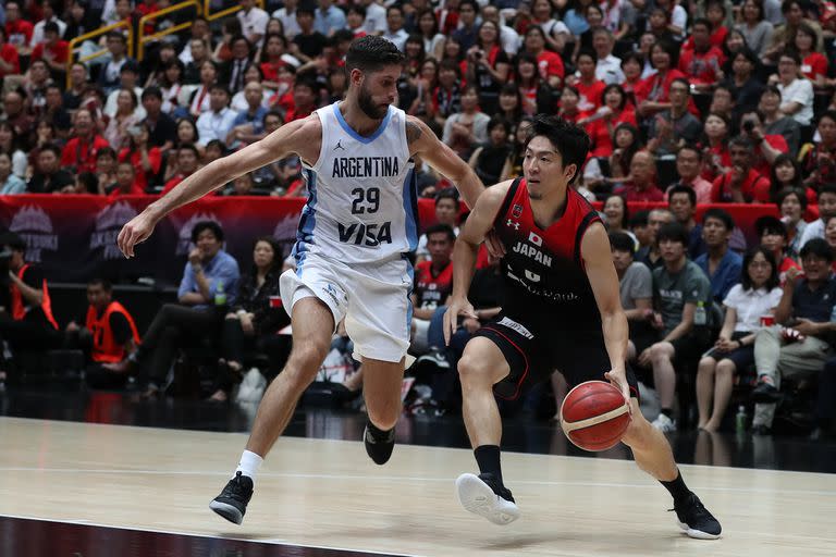 El triunfo sobre Japón fue el único motivo de satisfacción para la Argentina en básquetbol en los Juegos Olímpicos de Tokio; en un amistoso de dos años antes, Garino defiende contra Makoto Hiejima.