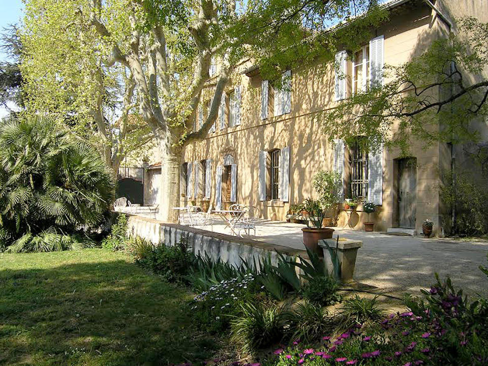 <p>Ceux qui aiment la douceur méditerranéenne seront ravis ! Dans cette bastide du XVIIIe siècle reposant au cœur de la cité phocéenne, on déjeune sur des tables en fer blanc au milieu des arbres centenaires… Au menu : du poisson, et du poisson ultra frais ! Péché le matin même, il est cuisiné avec les légumes du marché et servi avec du vin qui enivre... On n’a plus envie de repartir !</p><p> <b>04 91 85 51 31</b><br> <b>4 rue Chicot, 13012 Marseille</b><br><b>Plus d'infos sur : <a href="http://www.villa-marie-jeanne.com/" rel="nofollow noopener" target="_blank" data-ylk="slk:Villa Marie-Jeanne;elm:context_link;itc:0;sec:content-canvas" class="link ">Villa Marie-Jeanne</a></b></p><br>