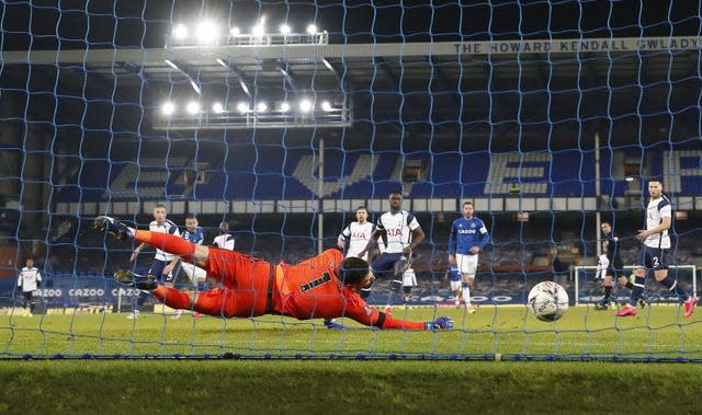 Hugo Lloris fails to stop Richarlison's effort 