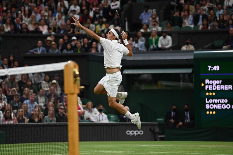 5 de julio de 2021. Roger Federer saltando para jugar una devolución contra el italiano Lorenzo Sonego durante su partido de cuarta ronda de individuales masculinos en el séptimo día del Campeonato de Wimbledon 2021 en el All England Tennis Club en Wimbledon. suroeste de Londres. 