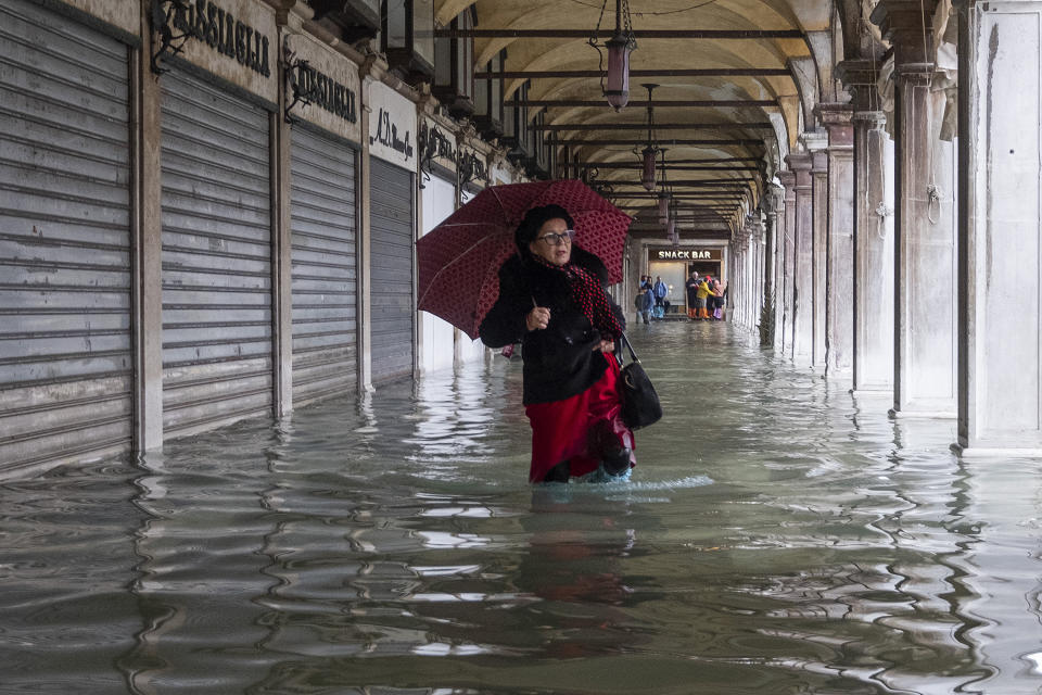 L'Amministrazione comunale di Venezia presenterà richiesta di stato di crisi alla Regione Veneto. Il sindaco Brugnaro: "Tutti i cittadini e le imprese raccolgano materiale utile a dimostrare i danni subiti con fotografie, video, documenti o altro nei prossimi giorni comunicheremo le modalità precise per la richiesta di contributo". Disposta intanto la chiusura delle scuole di Venezia e isole di ogni ordine e grado. (Photo by Stefano Mazzola/Awakening/Getty Images)