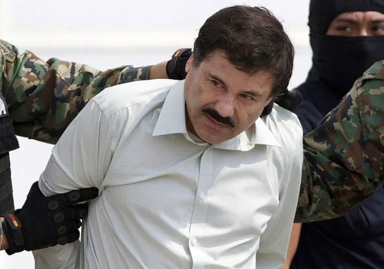 En esta fotografía de archivo del 22 de febrero de 2014, Joaquín &quot;El Chapo&quot; Guzmán, jefe del Cártel de Sinaloa en México, es escoltado a un helicóptero en la Ciudad de México luego de su captura