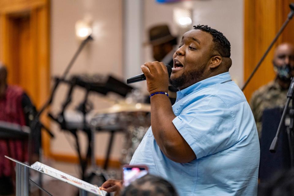  American Idol runner-up Willie Spence performs at an Operation Hope awards banquet at the Doubletree at Hilton on June 12, 2021 in Palm Beach Gardens, Florida. Spence, who was born in West Palm Beach, participated in the program when he was a child. GREG LOVETT/PALM BEACH POST