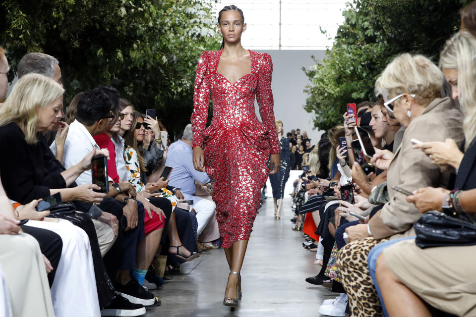 La nueva colección de Michael Kors es presentada en la Semana de la Moda de Nueva York, el miércoles 11 de septiembre del 2019. (AP Foto/Richard Drew)