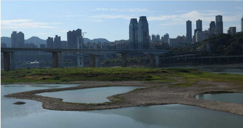 中國重慶遭遇熱浪侵襲，長江河床裸露在外。（圖／達志／路透社）