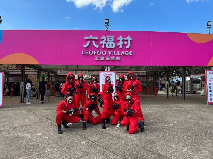 ▲網友分享自己和大學同學日前去六福村扮演《魷魚遊戲》工作人員。（圖/Dcard）