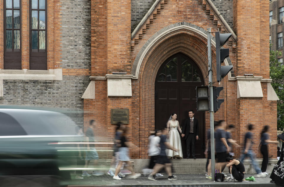 Una pareja se toma fotografías de boda cerca del Bund en Shanghái, China, el 5 de julio de 2023. (Qilai Shen/The New York Times)
