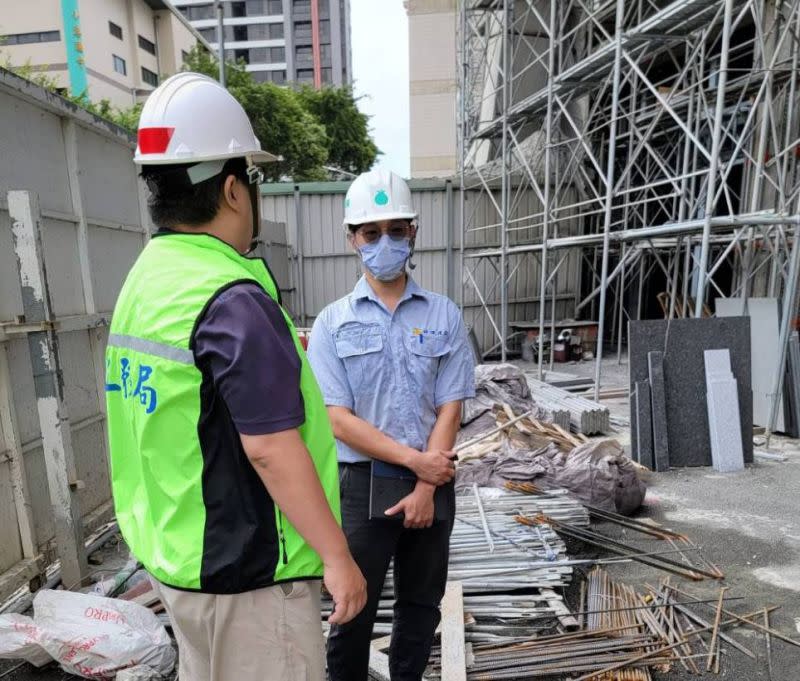 ▲小港區港源街建築工地今天發生鷹架掉落鄰房，經工務局派員會勘發現沒有維護安全適當措施及設備，立即裁罰新台幣18萬元並勒令停工。(圖／翻攝畫面)