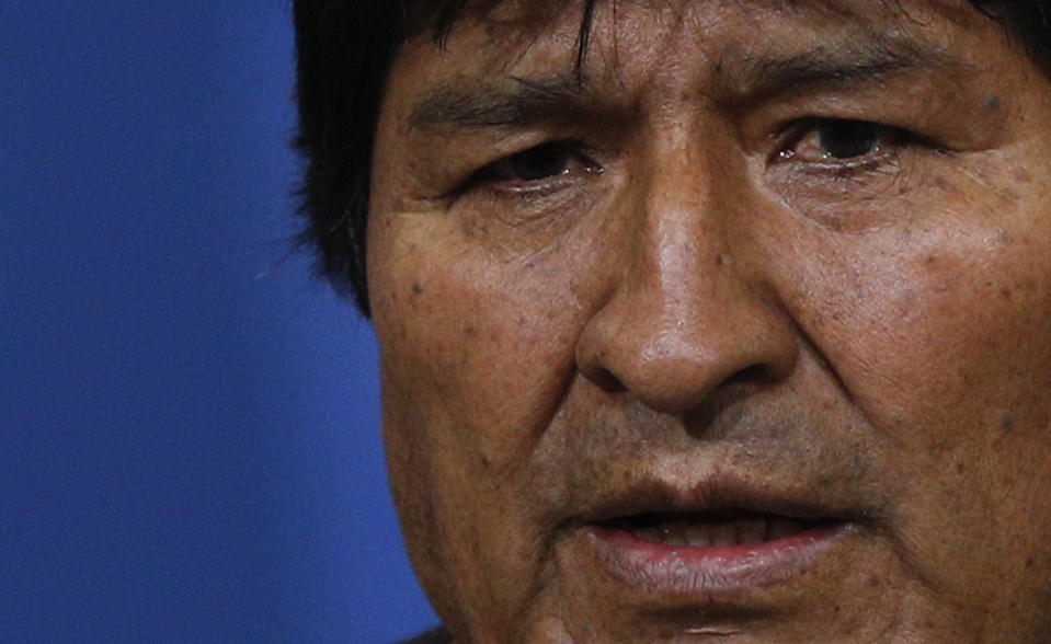 ARCHIVO: El expresidente de Bolivia, Evo Morales, habla durante una conferencia de prensa en la base militar en El Alto, en las afueras de La Paz, Bolivia, el domingo 10 de noviembre de 2019. El Tribunal Supremo Electoral de Bolivia fijÓ el 6 de septiembre como fecha para la realización de las elecciones presidenciales tras alcanzar un acuerdo con los partidos políticos. (AP Foto/Juan Karita)