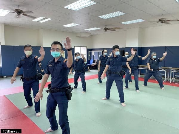 仁愛警強化術科體能常年訓練。（記者蔡榮宗翻攝）