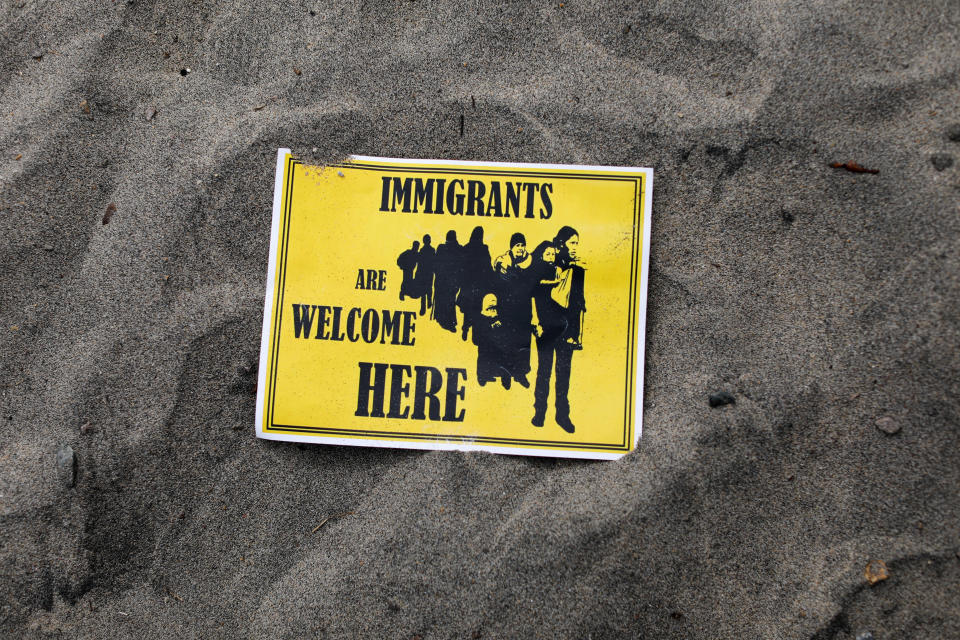 <p>A supporter’s sign welcoming immigrants to the United States is seen on the beach after a caravan of migrants and supporters reached the United States-Mexico border near San Diego, California, April 29, 2018. (Photo: Mike Blake/Reuters) </p>