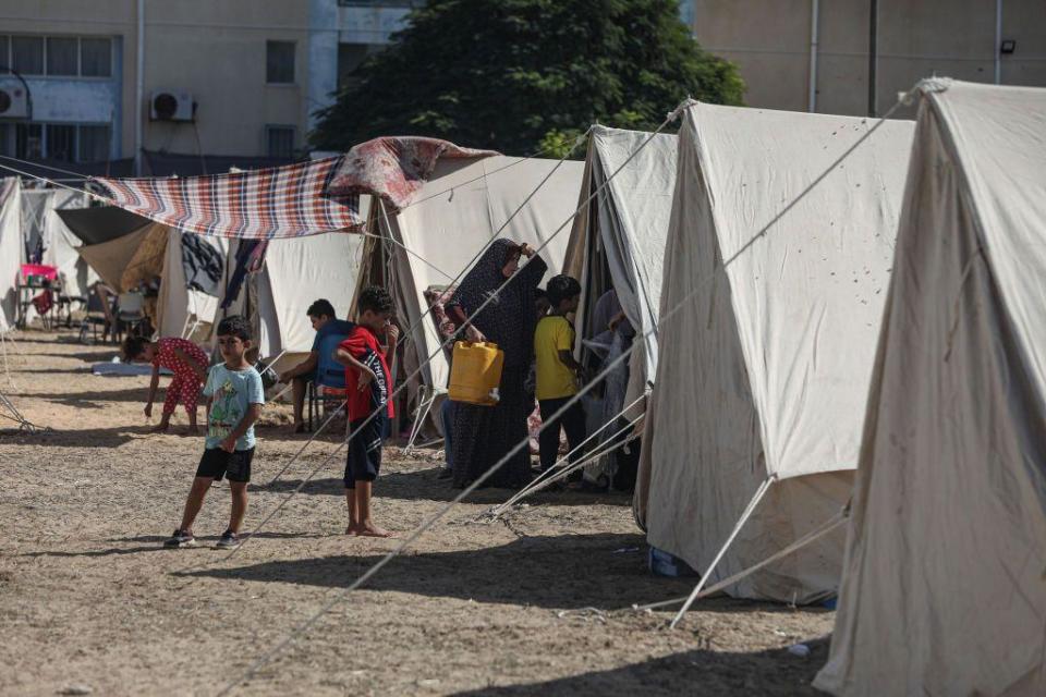 Campamento instalado por la UNRWA en Khan Yunis, en el sur de Gaza.