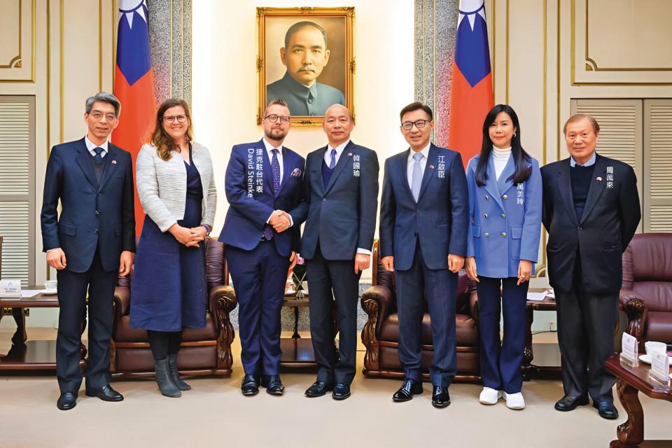 立法院長韓國瑜4月初接見捷克駐台辦事處官員，如今韓辦正評估7月中旬率團出訪捷克的可能性。（立法院提供）