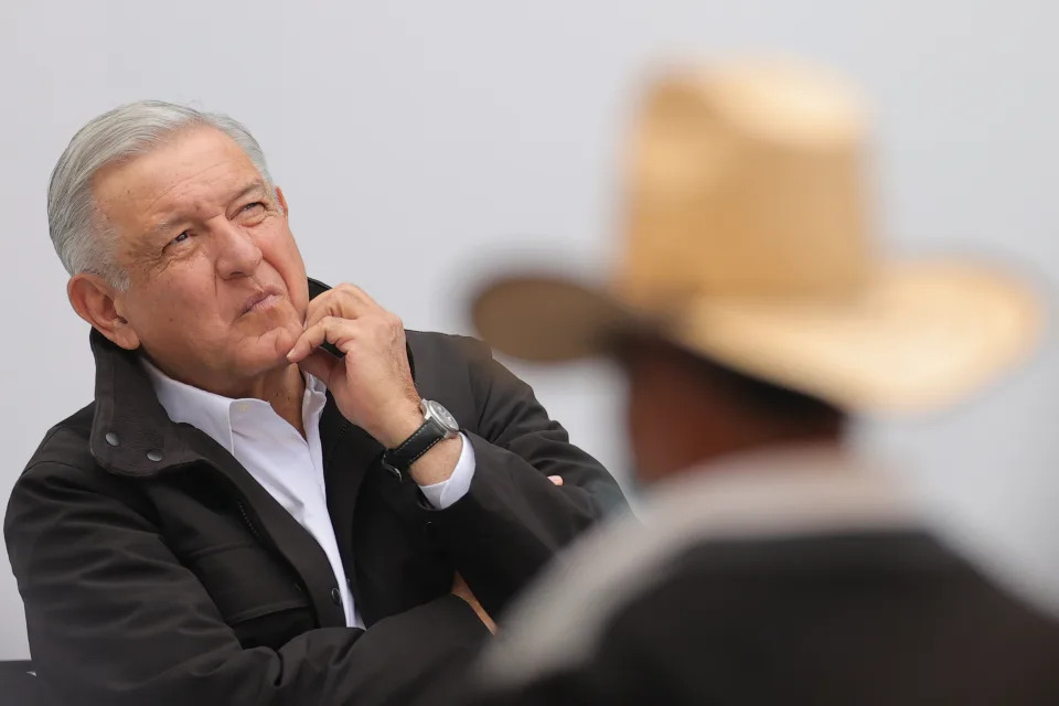 Andrés Manuel López Obrador (AMLO), presidente de México, en reunión con las familias de los jóvenes desaparecidos de la Normal de Ayotzinapa. | Foto: Hector Vivas/Getty Images