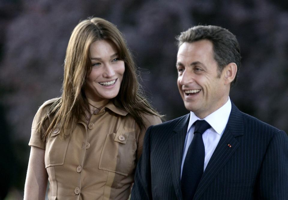 <a href="https://www.elle.fr/People/La-vie-des-people/News/Carla-Bruni-et-Nicolas-Sarkozy-16-ans-d-amour-le-jour-ou-ils-ont-officialise-leur-relation#xtor=AL-541" rel="nofollow noopener" target="_blank" data-ylk="slk:Voir la suite des photos sur ELLE.fr;elm:context_link;itc:0" class="link ">Voir la suite des photos sur ELLE.fr</a><br><h3> A lire aussi </h3><ul><li><a href="https://www.elle.fr/People/La-vie-des-people/News/Carla-Bruni-ces-tendres-cliches-de-sa-fille-Giulia-pour-son-anniversaire-4175721#xtor=AL-541" rel="nofollow noopener" target="_blank" data-ylk="slk:Carla Bruni : ces tendres clichés de sa fille Giulia pour son anniversaire;elm:context_link;itc:0" class="link ">Carla Bruni : ces tendres clichés de sa fille Giulia pour son anniversaire</a></li><li><a href="https://www.elle.fr/People/La-vie-des-people/News/Virginio-Bruni-qui-etait-le-defunt-demi-frere-de-Carla-Bruni-4163328#xtor=AL-541" rel="nofollow noopener" target="_blank" data-ylk="slk:Virginio Bruni : qui était le défunt demi-frère de Carla Bruni ?;elm:context_link;itc:0" class="link ">Virginio Bruni : qui était le défunt demi-frère de Carla Bruni ?</a></li><li><a href="https://www.elle.fr/People/Tapis-rouge/Evenements/Rita-Ora-Carla-Bruni-Michelle-Rodriguez-Le-tapis-rouge-du-gala-de-l-amfAR-a-Venise#xtor=AL-541" rel="nofollow noopener" target="_blank" data-ylk="slk:Rita Ora, Carla Bruni, Michelle Rodriguez… Le tapis rouge du gala de l’amfAR à Venise;elm:context_link;itc:0" class="link ">Rita Ora, Carla Bruni, Michelle Rodriguez… Le tapis rouge du gala de l’amfAR à Venise</a></li><li><a href="https://www.elle.fr/People/La-vie-des-people/News/Carla-Bruni-ses-vacances-en-Sardaigne-en-famille-4145541#xtor=AL-541" rel="nofollow noopener" target="_blank" data-ylk="slk:Carla Bruni : ses vacances en Sardaigne en famille;elm:context_link;itc:0" class="link ">Carla Bruni : ses vacances en Sardaigne en famille </a></li><li><a href="https://www.elle.fr/Astro/Horoscope/Quotidien#xtor=AL-541" rel="nofollow noopener" target="_blank" data-ylk="slk:Consultez votre horoscope sur ELLE;elm:context_link;itc:0" class="link ">Consultez votre horoscope sur ELLE</a></li></ul>