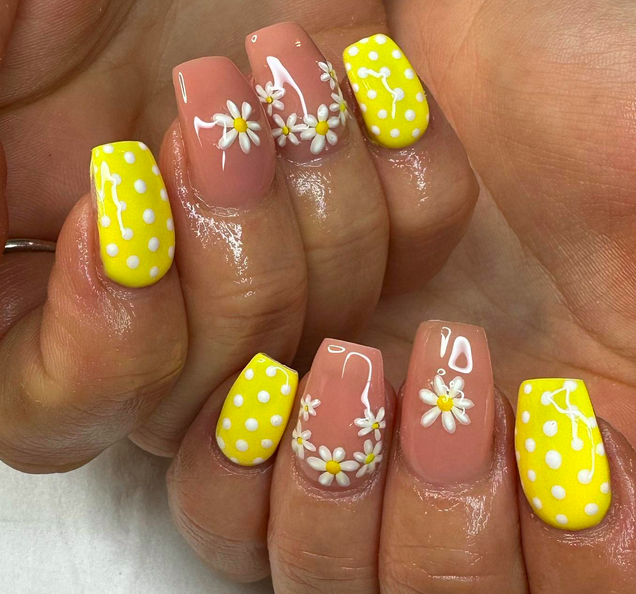 7 Daisy Nails Looks to Brighten Up Your Style in Minutes
