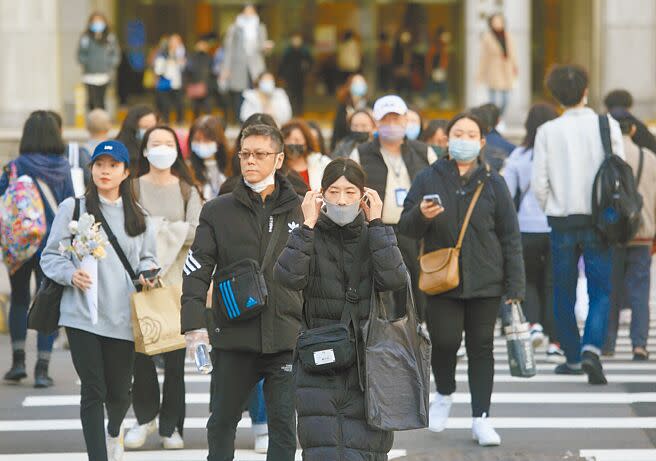 流感進入流行期，疾病管制署26日公布，國內上周門急診類流感就診人次近8萬6千人。圖為民眾戴上口罩在戶外活動。（張鎧乙攝）