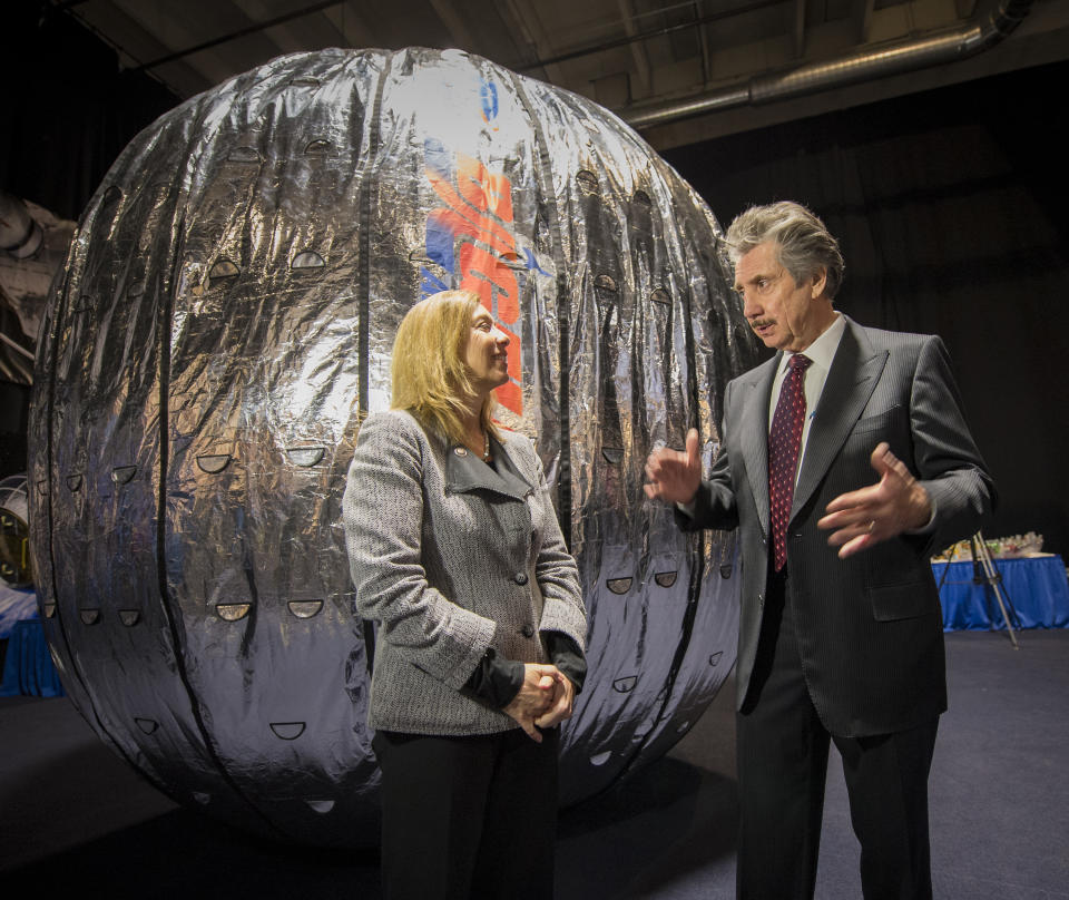 Robert Bigelow avec l'ex-administratrice adjointe de la NASA, Lori Garver (crédits NASA/Bill Ingalls)