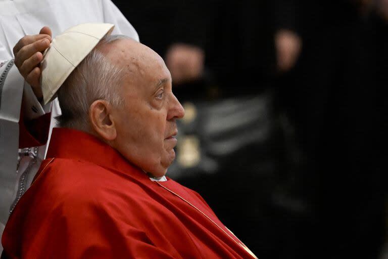 El Papa Francisco preside la misa de la Pasión del Señor el Viernes Santo como parte de las celebraciones de la Semana Santa, en la Basílica de San Pedro en el Vaticano el 29 de marzo de 2024