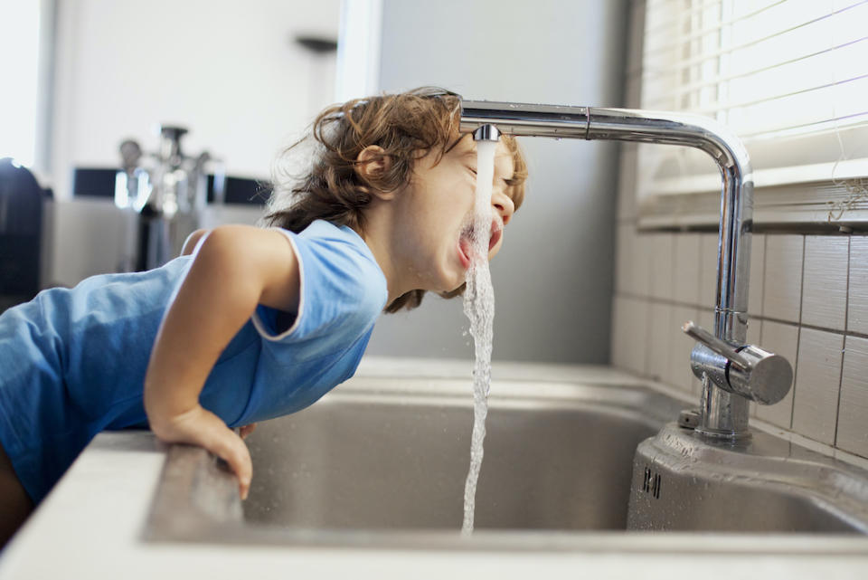 L'eau du robinet peut-être polluée, mais peut-on encore la boire ? (Photo : Getty Images)