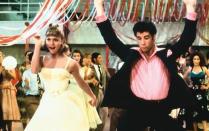 Die Liebesgeschichte von Sandy (Olivia Newton-John) und Danny (John Travolta) ist Kult: Rock'n'Roll, Highschool, Football, Autos, Mädchen und viel Pomade. Ohrwürmer wie "You're The One That I Want" oder "We Go Together" machten "Grease" (1978) zum Kultfilm - wohl auch, weil sie sich bestens mitträllern lassen. (Bild: Paramount)