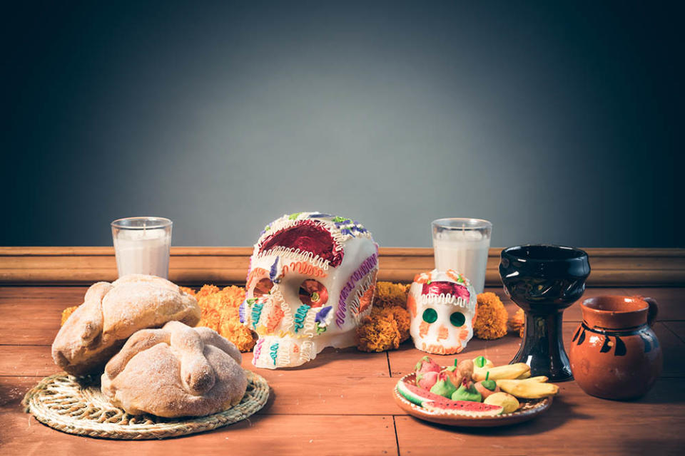 亡靈麵包、骷顱頭糖和飲料 (Image Source：Getty Creative / iStockphoto）