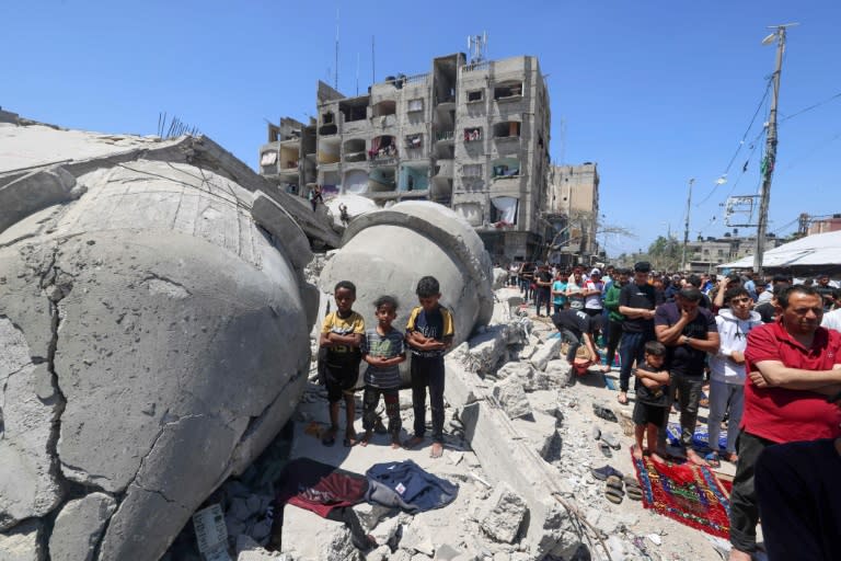 Palestinians pray next to the ruins of Al-Farooq Mosque, destroyed during Israeli bombardment in Rafah (MOHAMMED ABED)