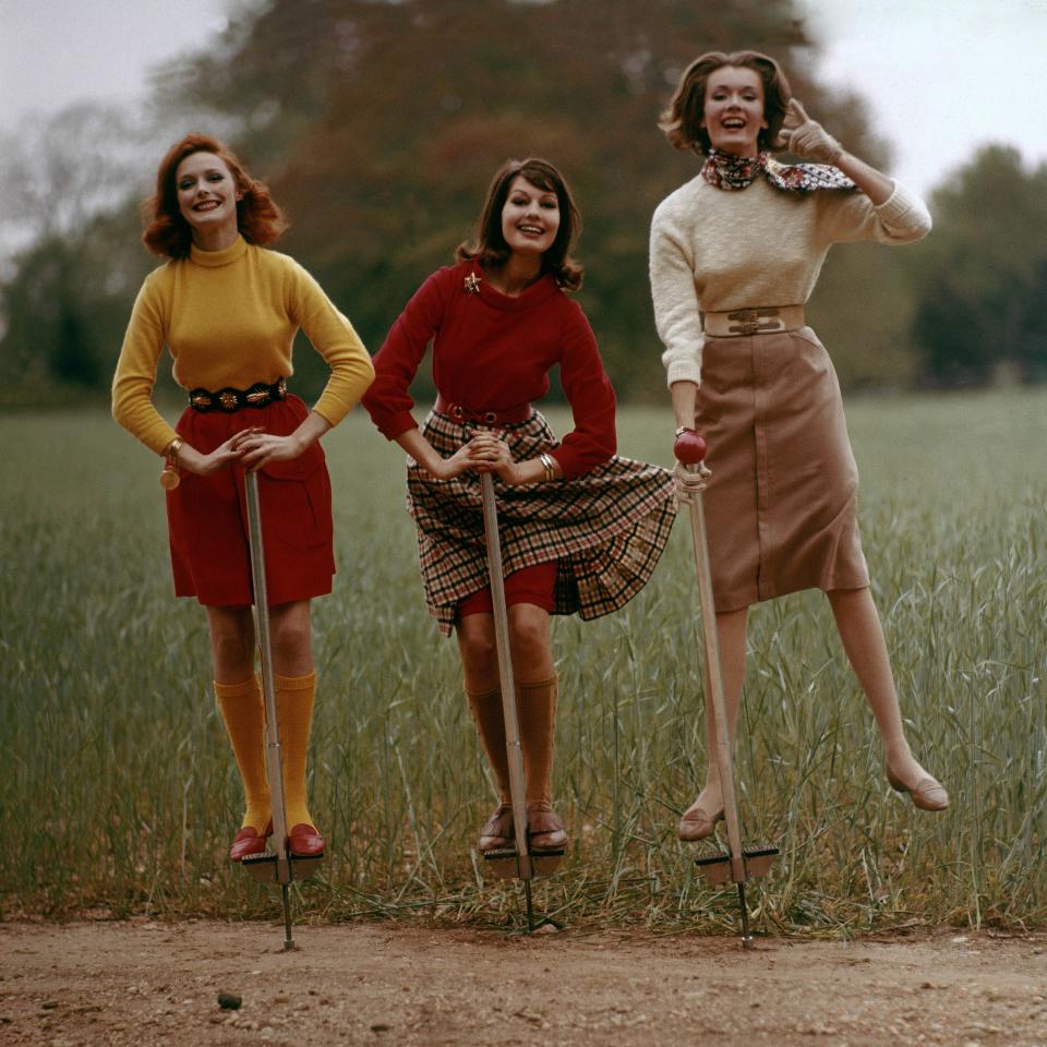 Models posieren in den 60er-Jahren auf Pogo Sticks für ein Modemagazin. (Bild: Getty Images)