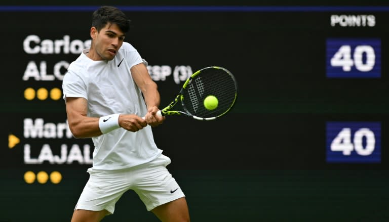 El español Carlos Alcaraz arranca la defensa de su título en Wimbledon, este lunes 1 de julio en Londres (Glyn KIRK)