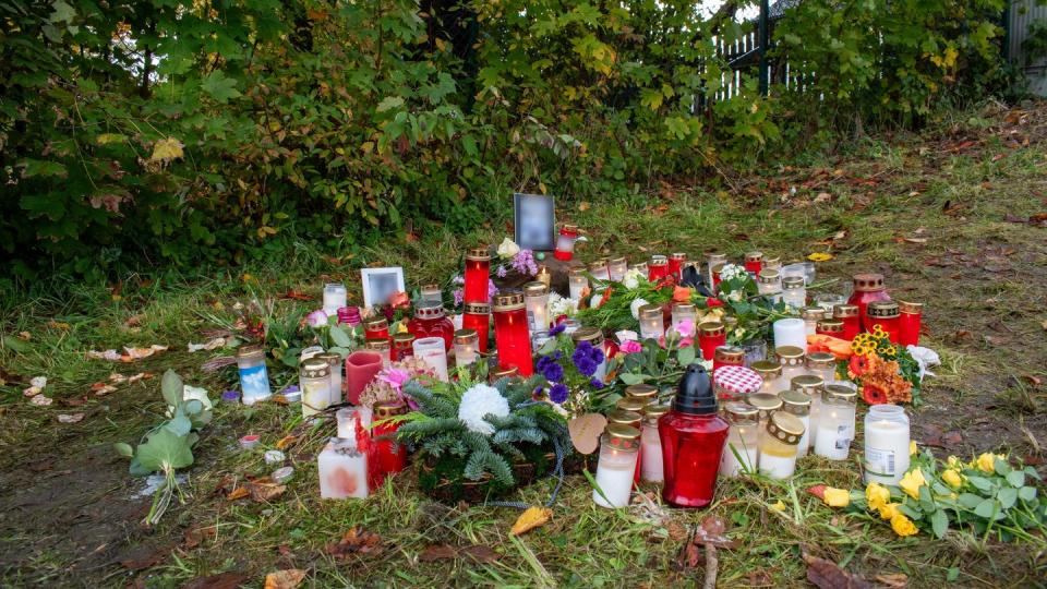 Am Ort des Verbrechens haben Menschen Kerzen aufgestellt und Blumen niedergelegt. (Bild: Sebastian Vogt/Stadt Horn-Bad Meinberg/dpa)