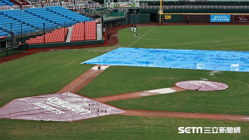 樂天桃園棒球場本季首戰因雨延賽。（圖／記者劉彥池攝影）