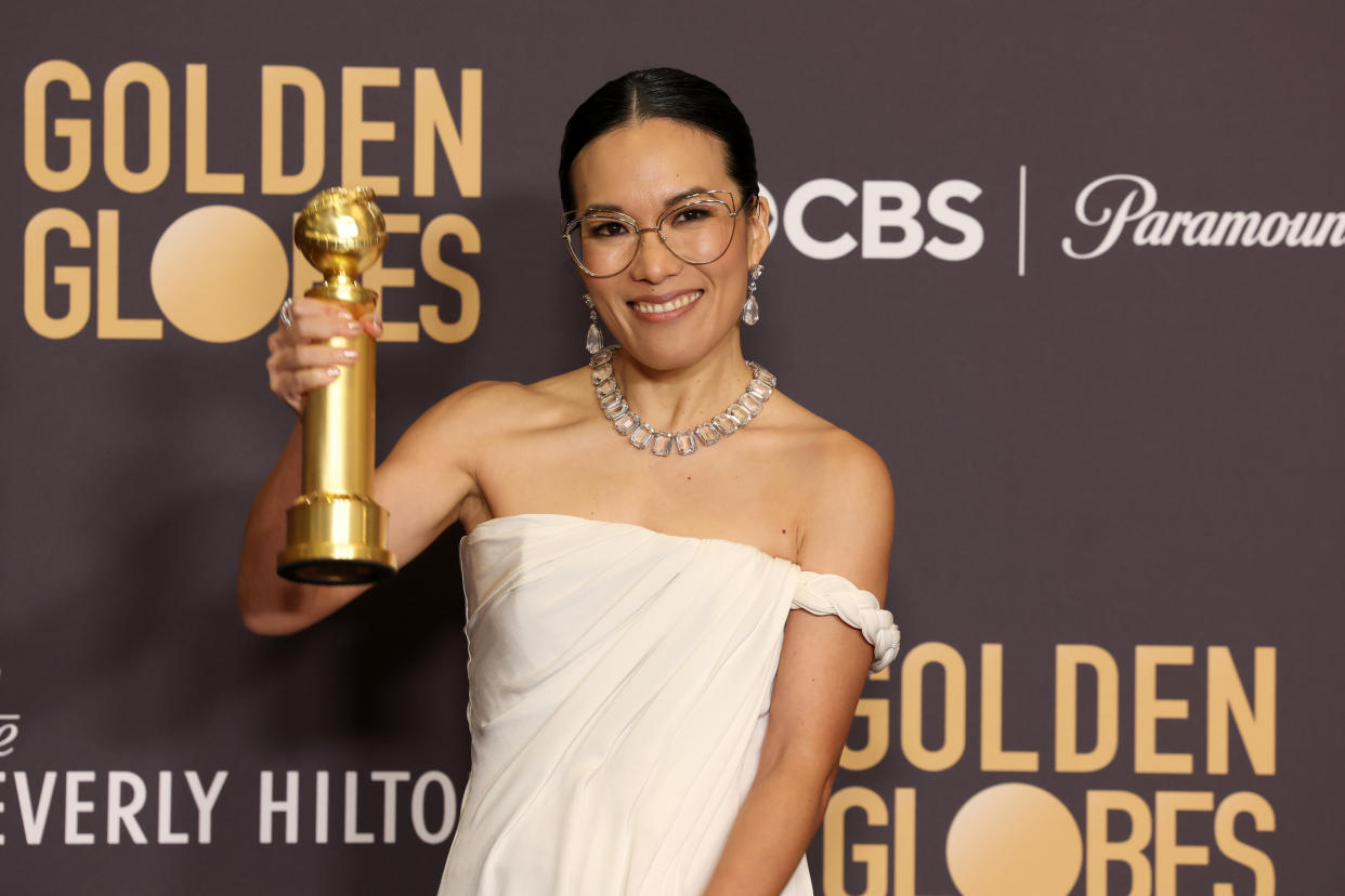 Ali Wong ganó el Golden Globe a Mejor Actriz en una serie limitada por 'Bronca' (Beef) donde asistió acompañada de su novio, aunque su agradecimiento fue para otro hombre de su vida. (Foto de Kevin Mazur/Getty Images)