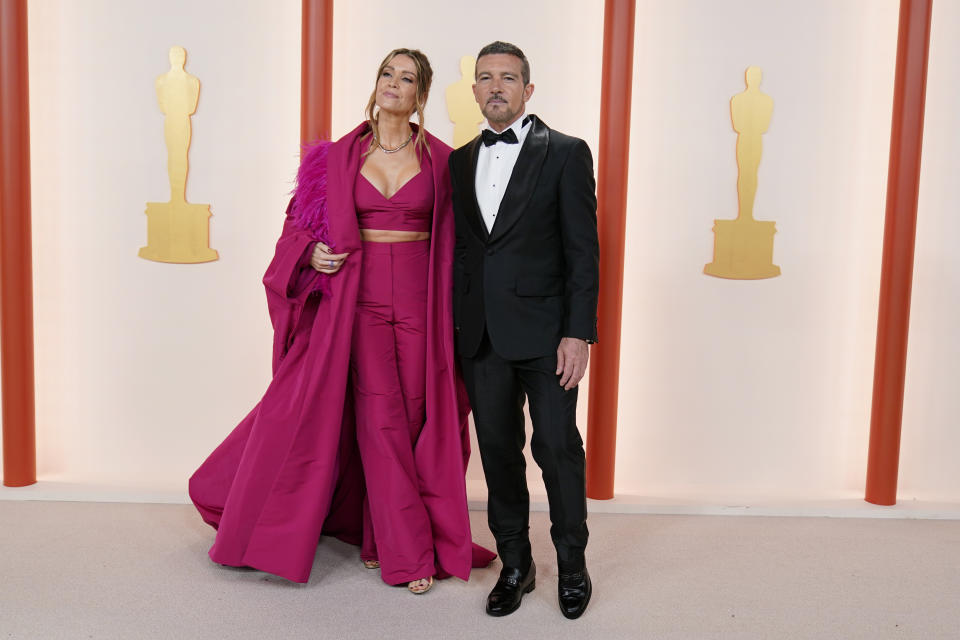 Nicole Kimpel, izquierda, y Antonio Banderas llegan a los Oscar el domingo 12 de marzo de 2023 en el Teatro Dolby en Los Angeles. (Foto AP/Ashley Landis)