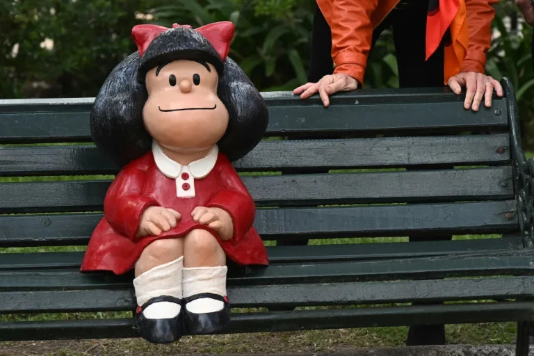 Escultura de "Mafalda", del artista argentino Pablo Irrgang, en Santiago de Chile, el 27 de septiembre de 2024 (RODRIGO ARANGUA)