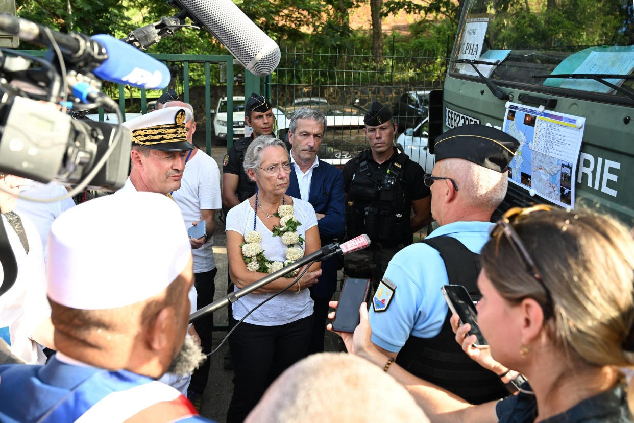 La Premier ministre Elisabeth Borne lors d’une rencontre avec des policiers et des gendarmes français à Kaweni, près de Mamoudzou, lors de sa visite d’une journée sur l’île française de Mayotte. 