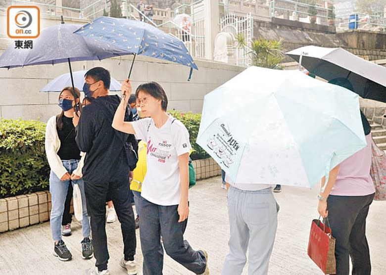 清明時節雨紛紛，但仍無阻拜山人潮。