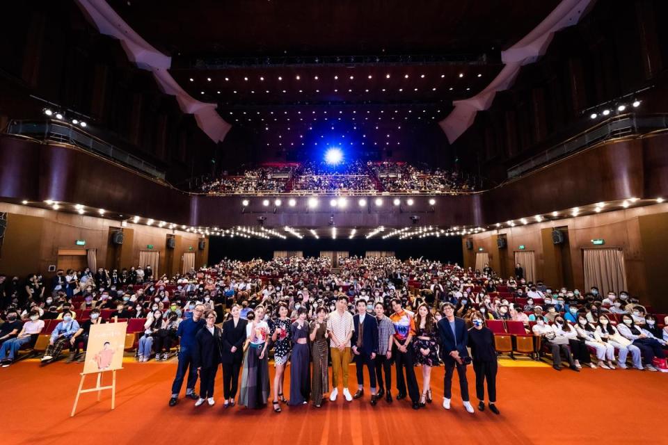 台北電影節主席易智言（左一）、總監李亞梅（右一），及《初戀慢半拍》劇組成員代表，與開幕片全場觀眾合影。（台北電影節提供）