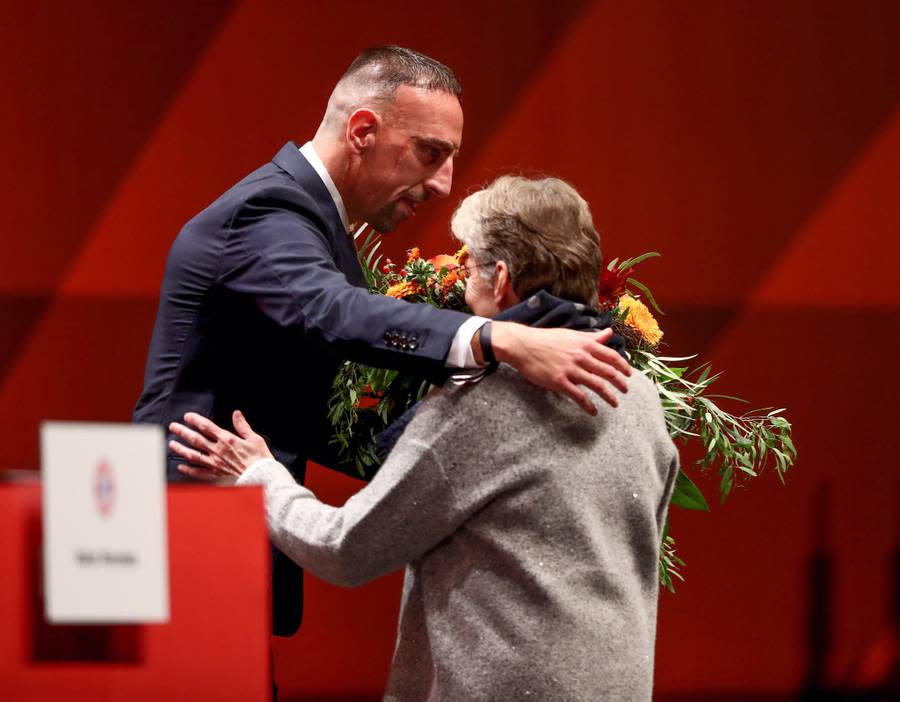Neben dem Bayern Boss bekommt auch dessen Frau Susanne eine Umarmung von Ribéry