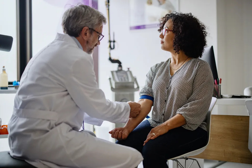 Para el buen uso de pellets, así como para cualquier tratamiento de reemplazo hormonal, es necesario acudir al médico especialista. (Getty Creative)