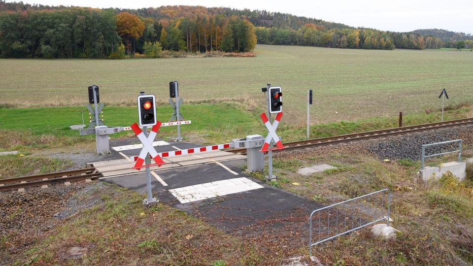 Ein Bahnübergang für Radfahrer und Fußgänger ins nirgendwo. Der Bund der Steuerzahler hat diese Schrankenanlage kritisiert.