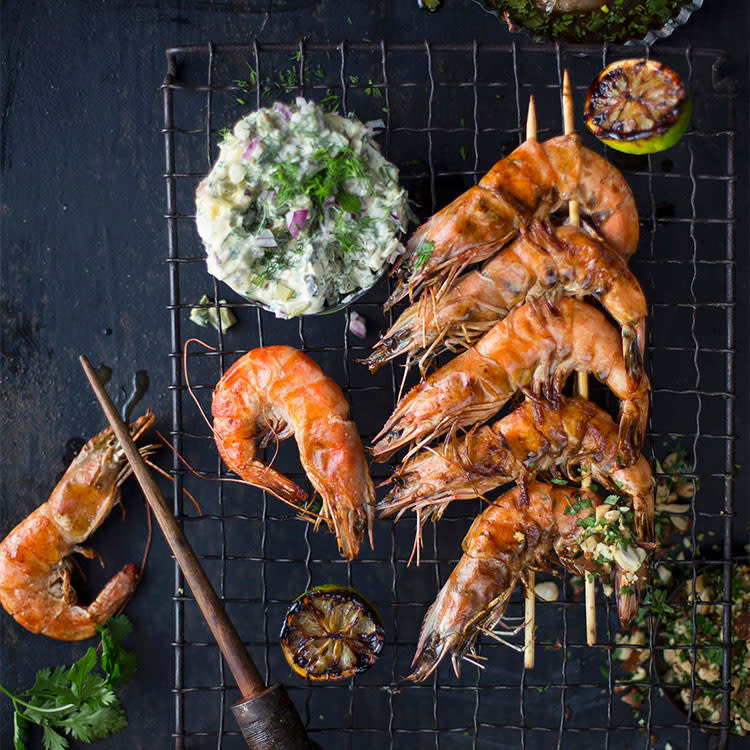 Brochetas de gambas a la brasa con salsa tártara