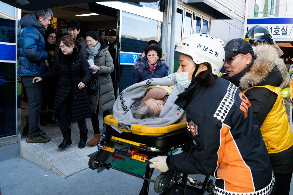 <p>Rescue workers carry a patient on Jan. 26, 2018 in Miryang, South Korea. (Photo: Kookje Shinmun via Getty Images) </p>