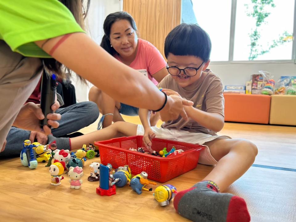玩具圖書館帶著玩具到訪罕病基金會，為這群可愛的天使們找到適切的玩具，期待他們也能體驗玩的快樂，也可藉此復健、學習。玩具圖書館協會提供