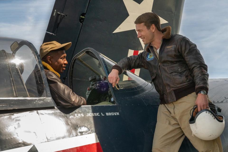 Jesse Brown (Jonathan Majors) and Tom Hudner (Glen Powell) in Columbia Pictures' "Devotion."