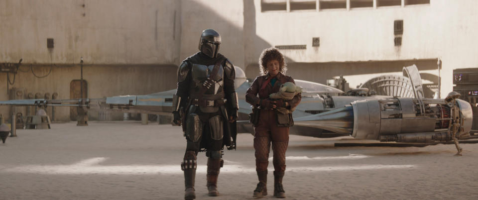 (L-R): Din Djarin (Pedro Pascal), Peli Motto (Amy Sedaris) and Grogu in Lucasfilm's THE MANDALORIAN, season three, exclusively on Disney+. ©2023 Lucasfilm Ltd. & TM. All Rights Reserved.